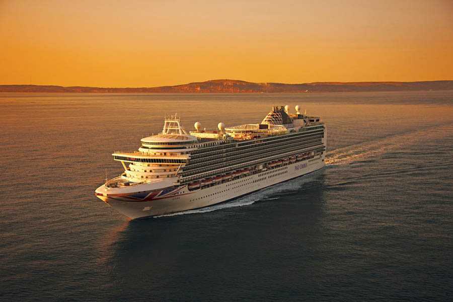 P&O Cruises Azura Aussenansicht Unterwegs